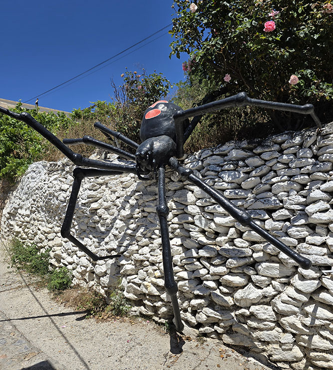 La enorme Araña Tejedora de los Sueños bajando uno de los muros del pueblo - Qué ver en Soportújar