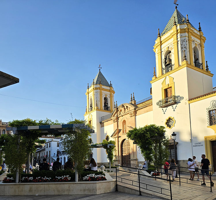 A la derecha iglesia blanca y amarilla en la Plaza del Socorro - Qué ver en Ronda