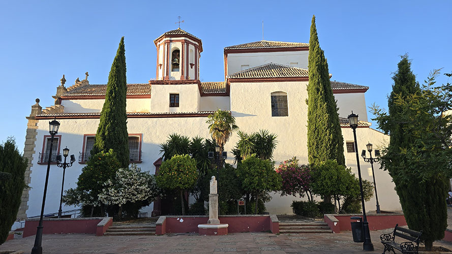 Qué ver en Ronda: Plaza de los Descalzos con su bonita iglesia rodeada de árboles