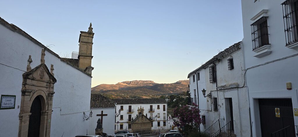Fuente de los 8 caños al fondo entre las calles de Ronda - Qué ver en Ronda