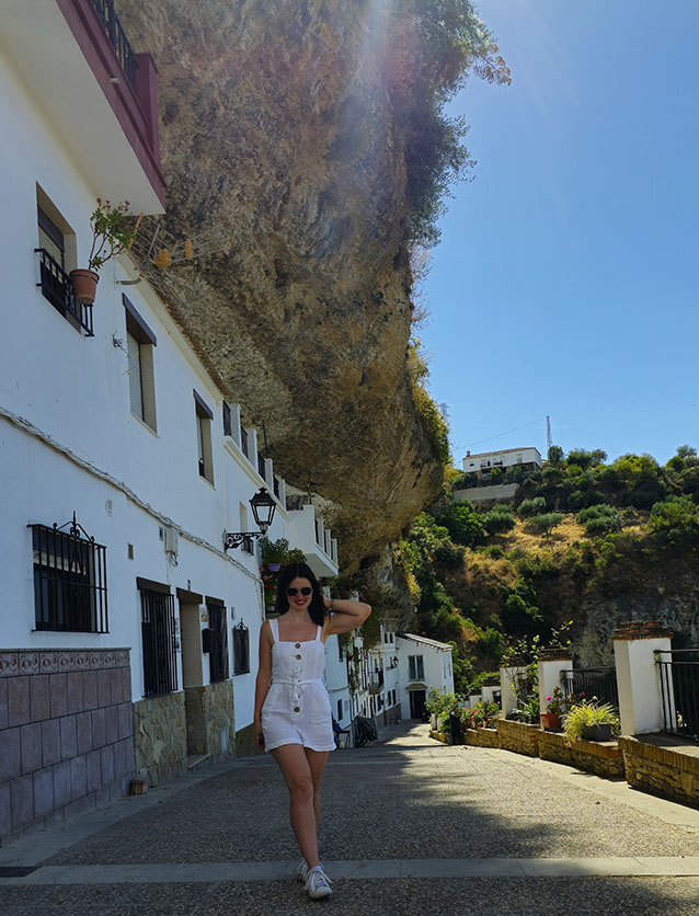 Caminando a lo largo de la Calle Calañas, una de las calles más bonitas que ver en Setenil de las Bodegas