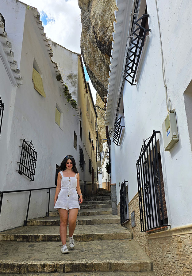 la estrecha Calle Herrería, una de las calles más bonitas que ver en Setenil de las Bodegas