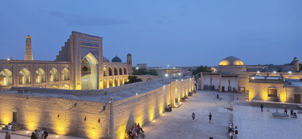Madraza de Muhammad Rahim Khan al anochecer - Qué ver en Khiva