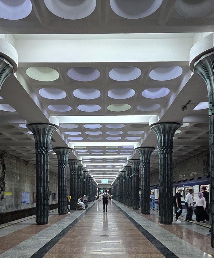 Gafur Gulom con sus columnas y círculos en el techo es una de las paradas de metro más bonitas de Tashkent