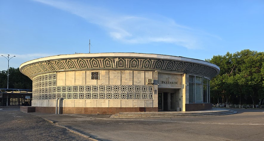 Exterior de Paxtakor con su forma de estadio de fúlbol. Una de las estaciones de metro más importantes de Tashkent