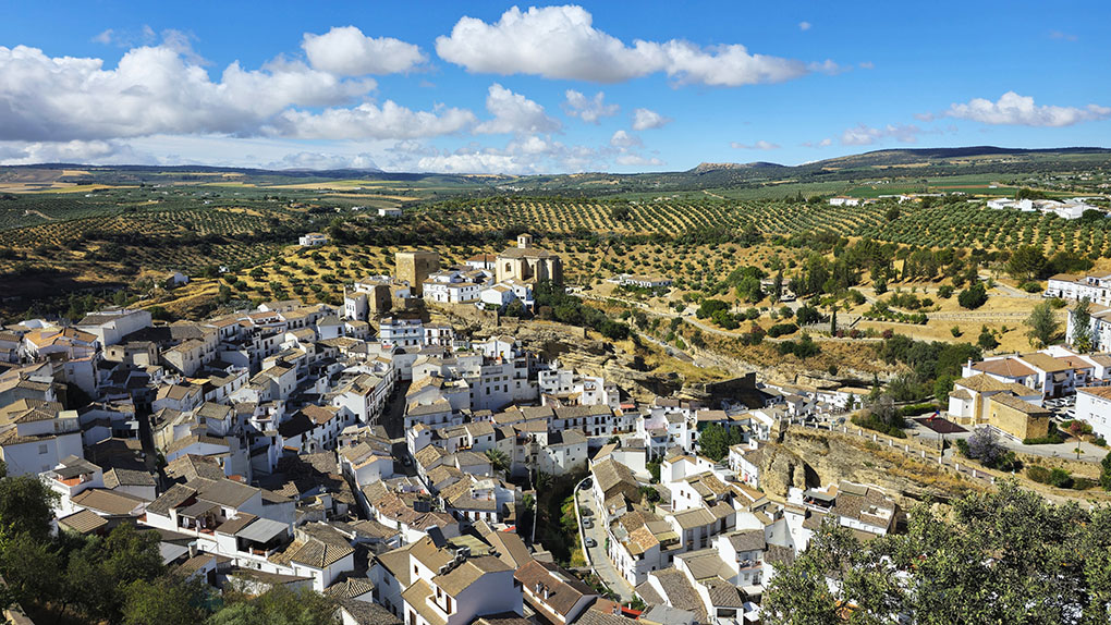Vistas de las casas del pueblo blanco de Setenil desde el Peñón del Mirador de los Enamorados - Qué ver en Setenil