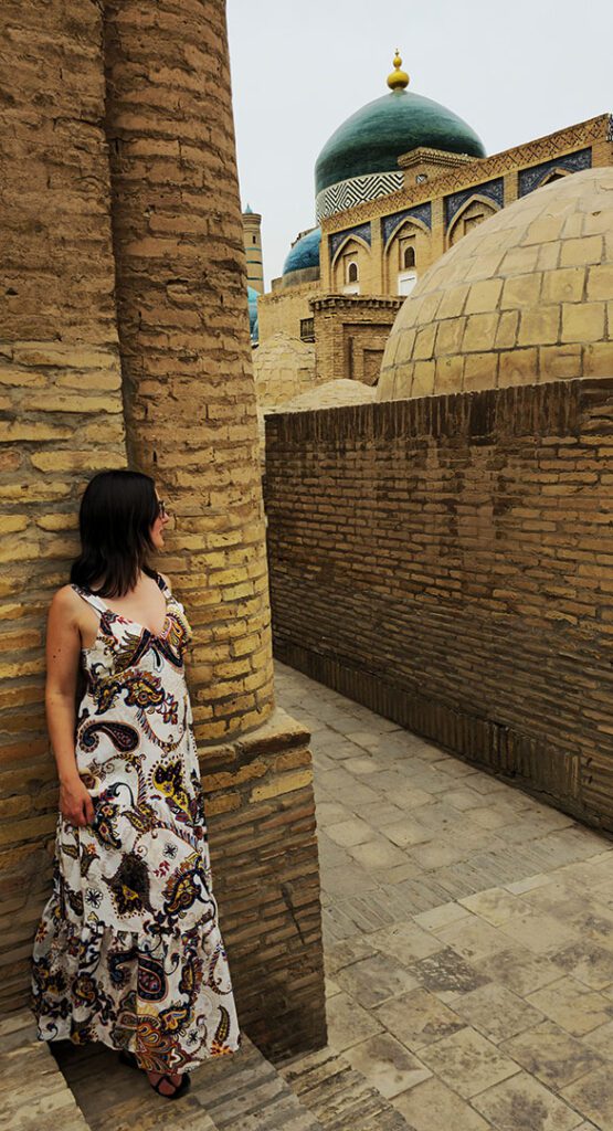 Yo situada en una esquina observando el Mausoleo de Pahlavan Mahmud - Qué ver en Khiva