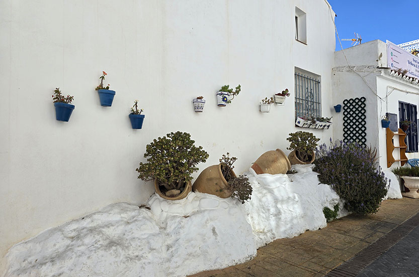 Pasear por sus calles es un imprescindible que hacer en Benalmádena