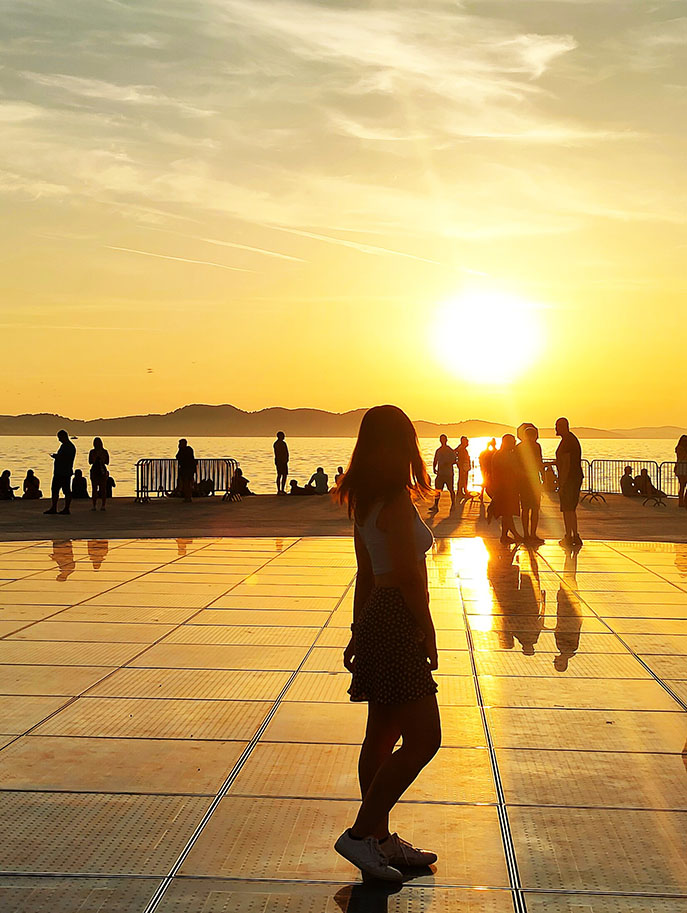 Disfrutando de uno de los mejores atardeceres de Croacia en el Saludo al Sol, Zadar
