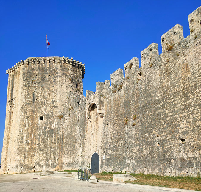 Torre y muros del Castillo Camarlengo, un imprescindible que ver en Trogir