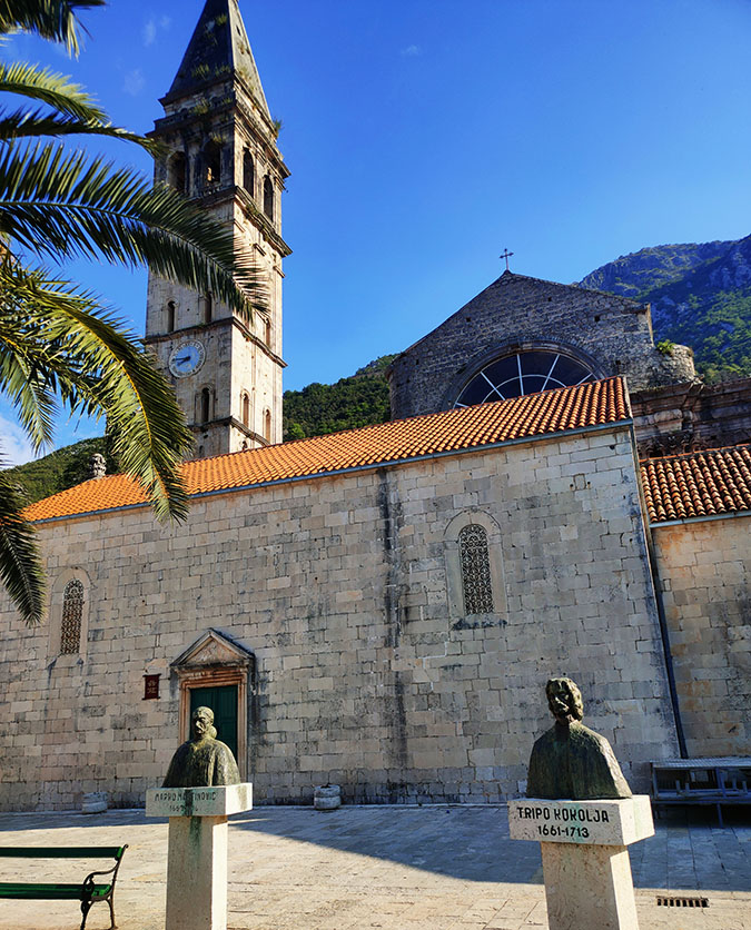 Iglesia de San Nicolás con dos bustos frente a ella - Qué ver en Kotor