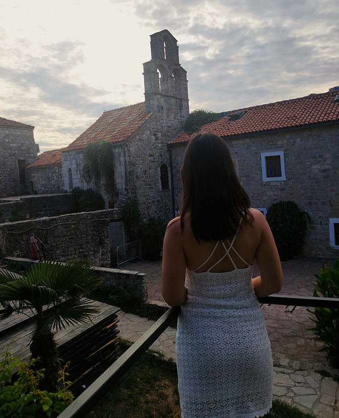 Frente a la Iglesia Santa María de Punta y Iglesia St. Sabba el Santificado, una de las iglesias más bonitas que ver en Budva