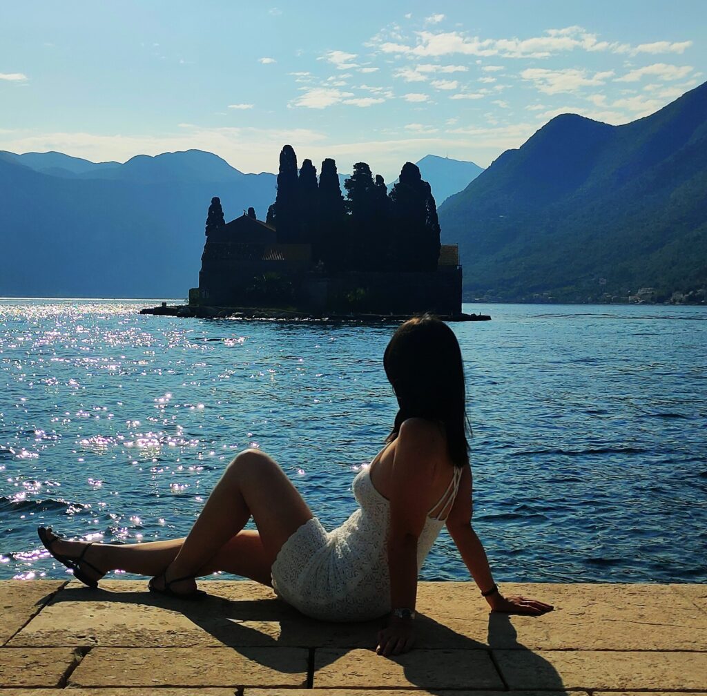 Vista de la Isla de San Jorge desde la Isla de Nuestra Señora de la Roca - que ver en Perast