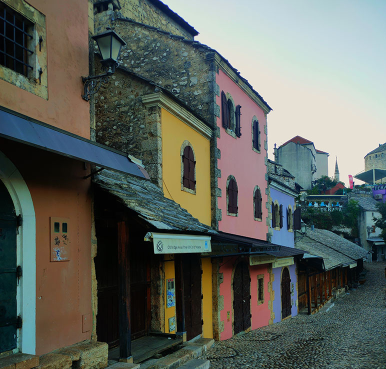 Casas coloridas en el antiguo bazar de la ciudad - qué ver en Mostar