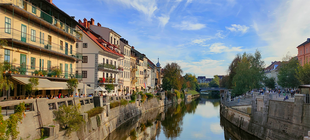 Paseando a orillas del canal de Liubliana, la ciudad más importante que ver en Eslovenia