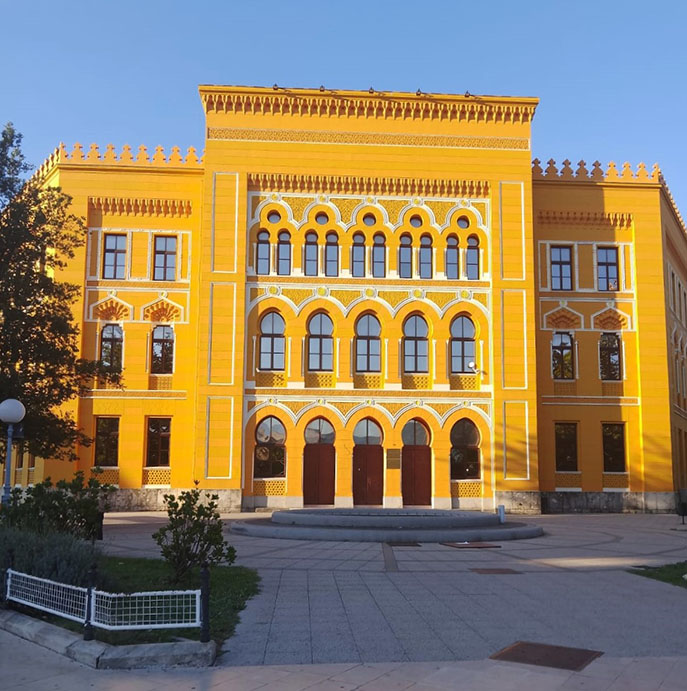 Edificio amarillo en la Plaza de España - Qué ver en Mostar