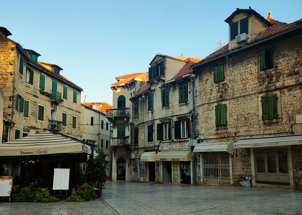 Plaza de la Fruta. Una de las plazas más encantadoras que ver en Split