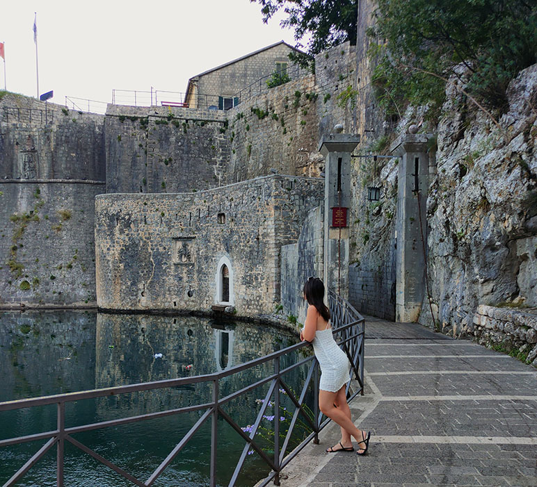 Observando la Puerta Gurdić - Qué ver en Kotor