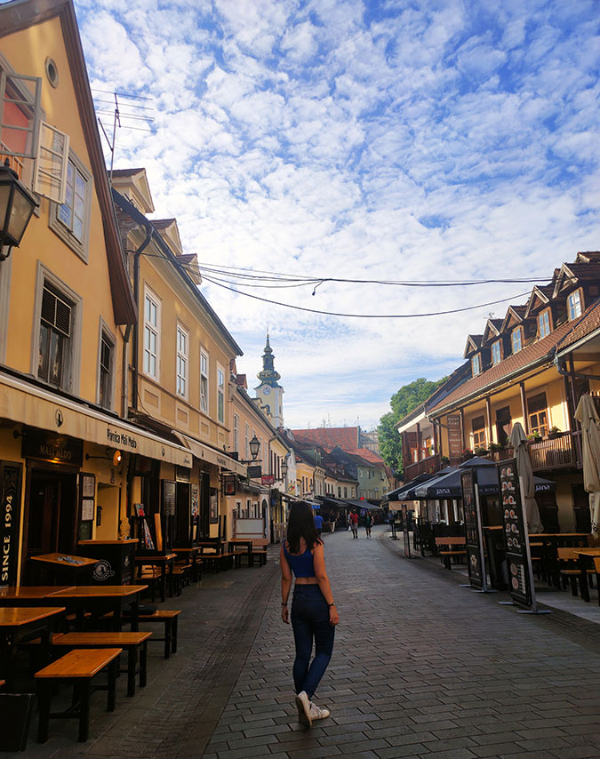 Recorriendo la Ciudad Alta de Zagreb durante la ruta de Croacia en 15 días