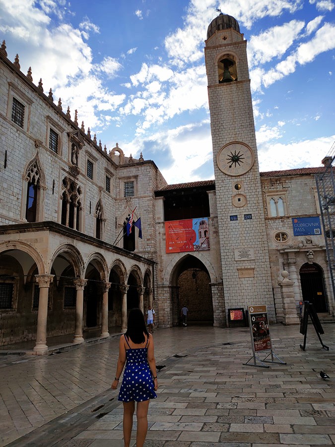 Torre de la Campana y Palacio Sponza en la Plaza de Luža. La plaza más importante que ver en Dubrovnik