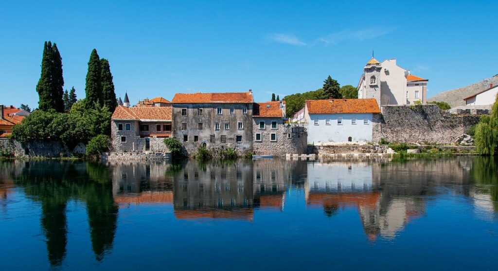 Casas de Trebinje al otro lado del río - Ruta por Bosnia en 7 día