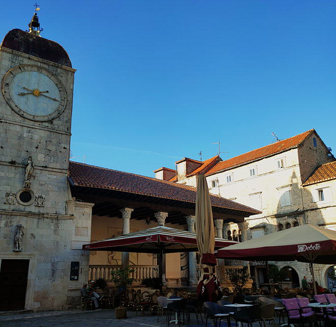 Plaza Juan Pablo II. La plaza más importante que ver en Trogir