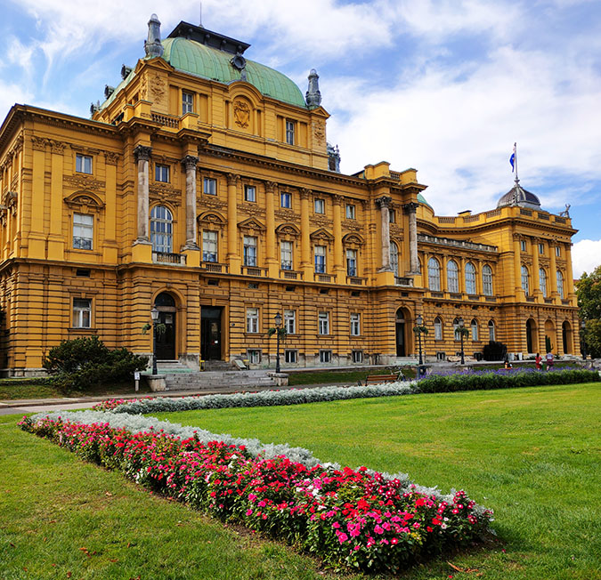 El Teatro Nacional de color amarillo es uno de los edificios más bonitos que ver en Zagreb
