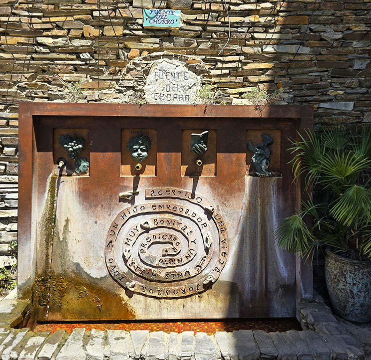 Fuente del Chorro con su acertijo en medio, una de las más originales que ver en Soportújar