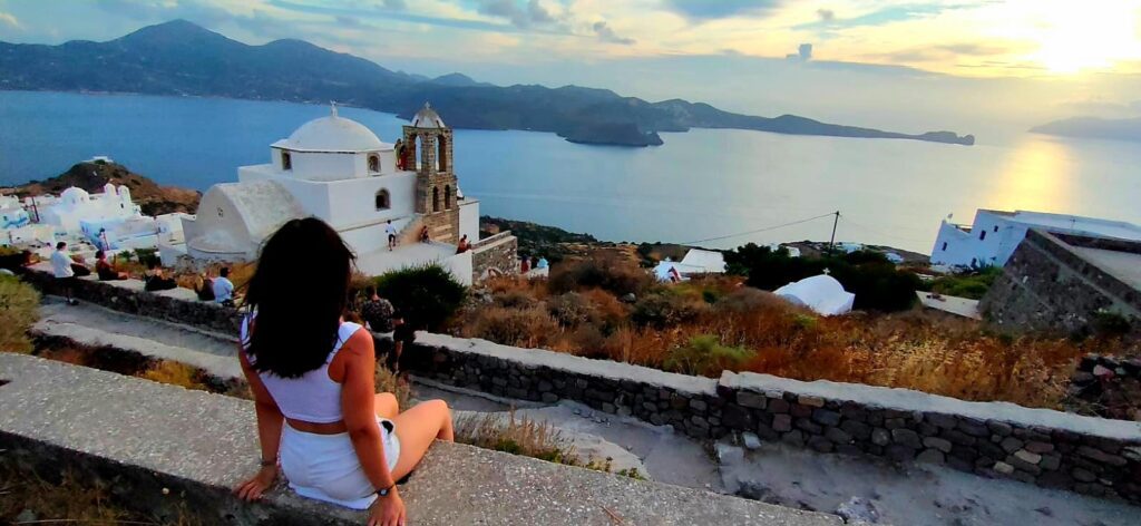 Frente al Castillo Veneciano en un atardecer en Plaka - Ruta por Milos en 4 días