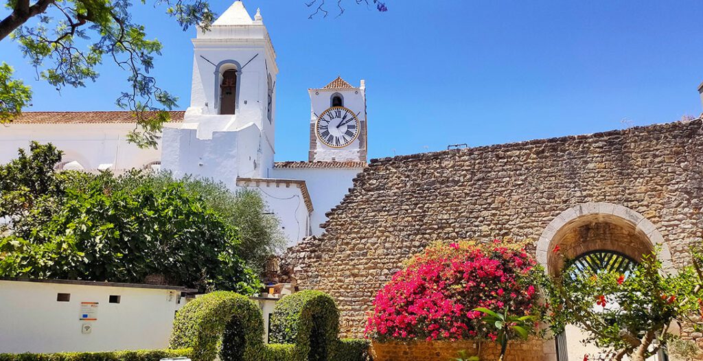 A Igreja de Santa Maria do Castelo desde las ruinas del castillo. Lo mejor que ver en Tavira