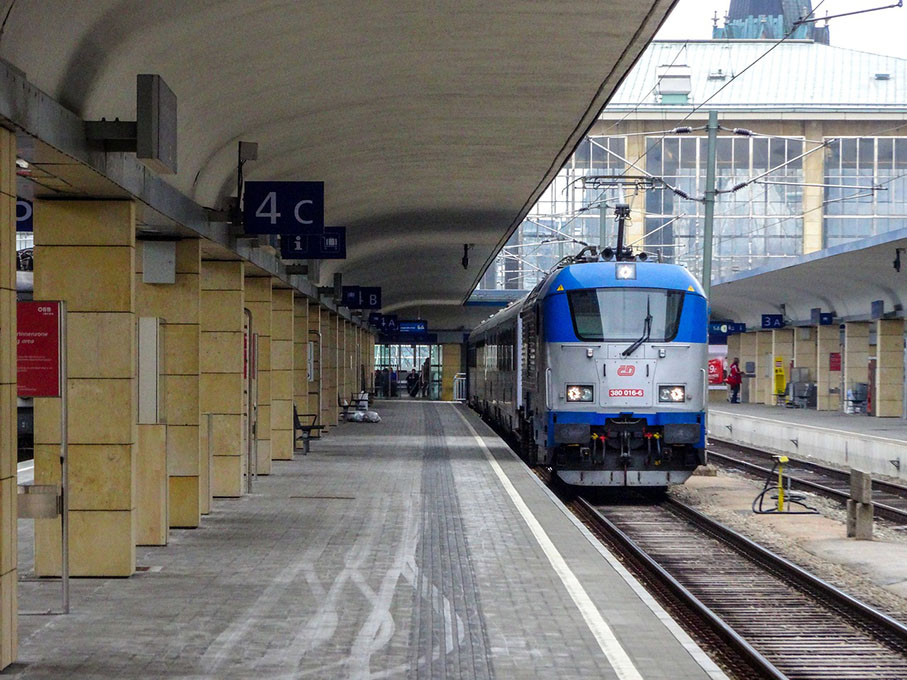 Tren en la EStación Central de Viena - Cómo ir del aeropuerto de Viena al centro