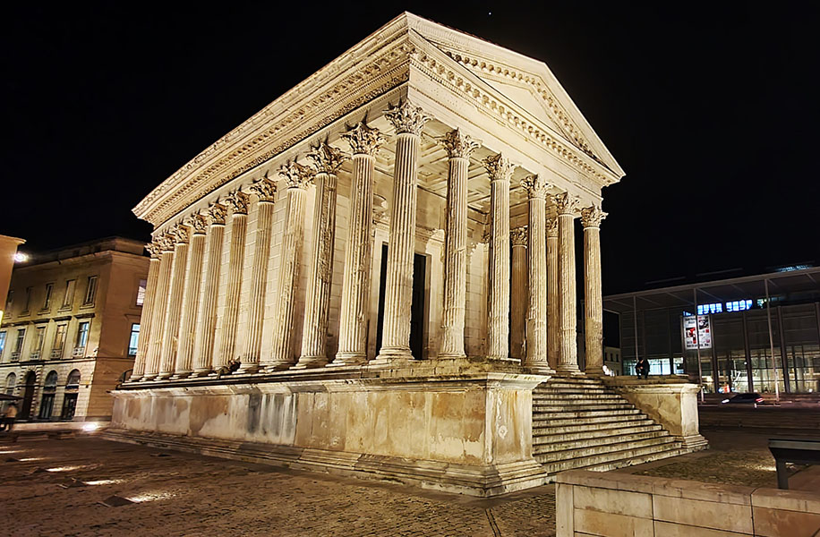 La Maison Carrée iluminada. Uno de los lugares más importantes que ver en Nimes