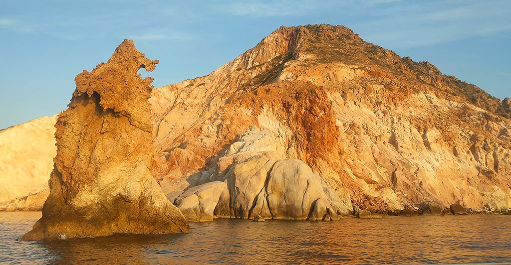 Cómo visitar Kleftiko: navegando a través de la isla de Milos