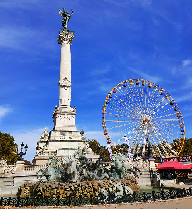 La Place des Quinconces con el Monumentos a los Girondinos es una de las plazas más importantes que ver en Burdeos