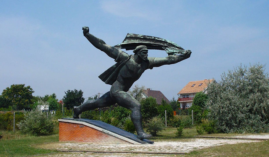 Enorme estatua en el Parque Memento - Qué ver en Budapest
