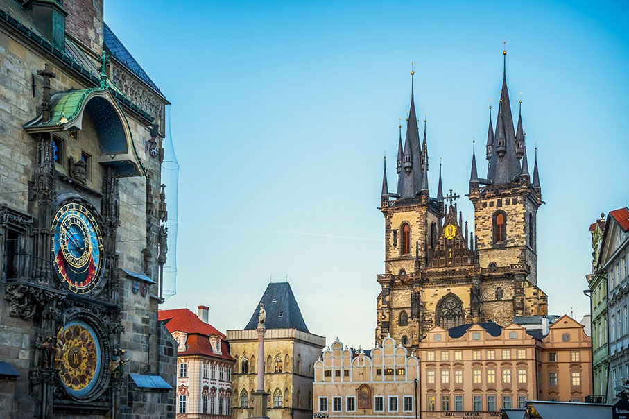 Iglesia de Nuestra Señora de Týn al frente y Reloj Astronómico a la izquierda en la Plaza de la Ciudad Vieja - Praga en dos días