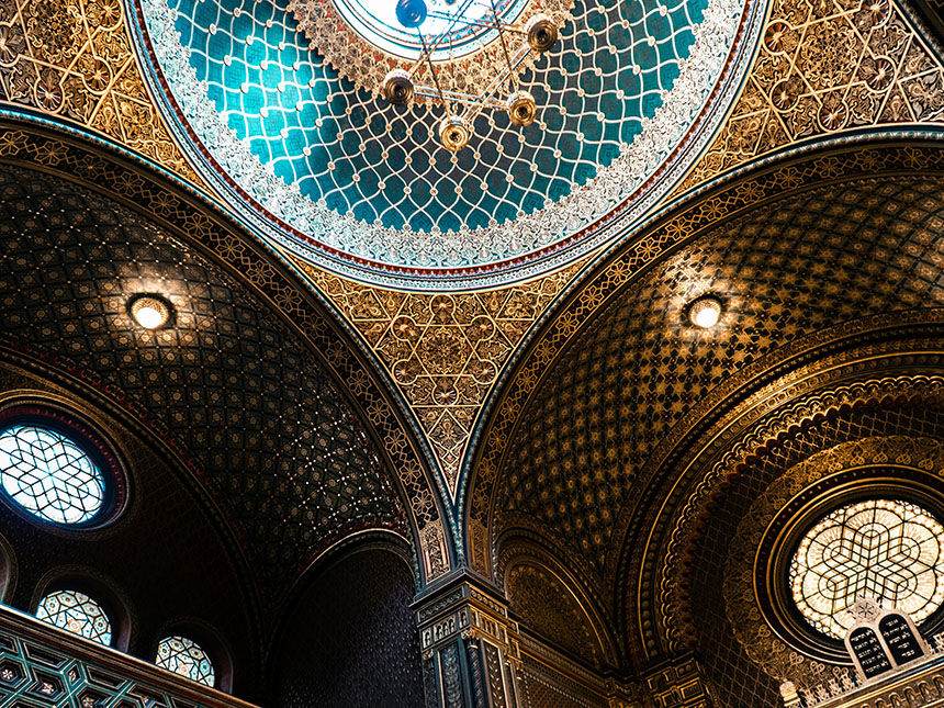 Los detalles de los techos de la Sinagoga Española, una de las más impresionantes que ver en Praga