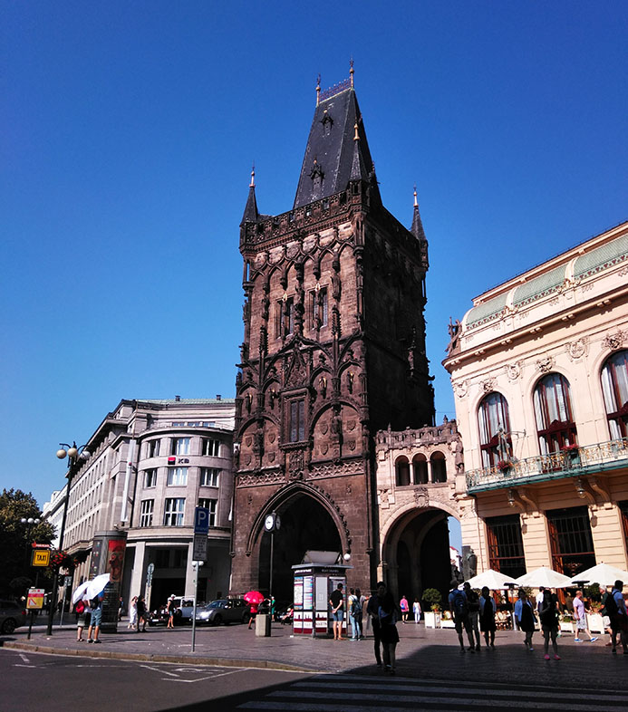 Qué ver en Praga: la Torre de la Pólvora unida a la Casa Municipal
