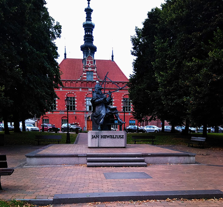 Qué ver en Gdańsk: Ayuntamiento de la Ciudad Vieja y Monumento a Johannes Hevelius en la plaza Heweliusza