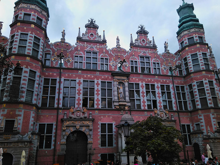 La preciosa fachada de laGran Armería. Uno de los edificios más importantes quer ver en Gdańsk.