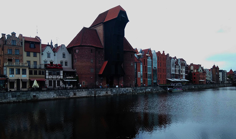 La Grúa Medieval a orillas del río Motława. Lo más emblemático que ver en Gdańsk.