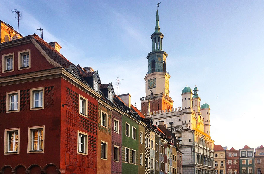 La casas de colores que decoran la Plaza del Mercado junto con el Ayuntamiento en Poznan, son si lugar a dudas una visita obligada y algo que ver en Polonia