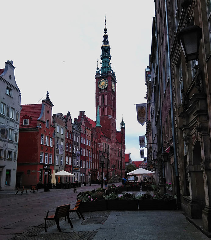 Ulica Długa con el Ayuntamiento de fondo. La calle más importante que ver en Gdańsk