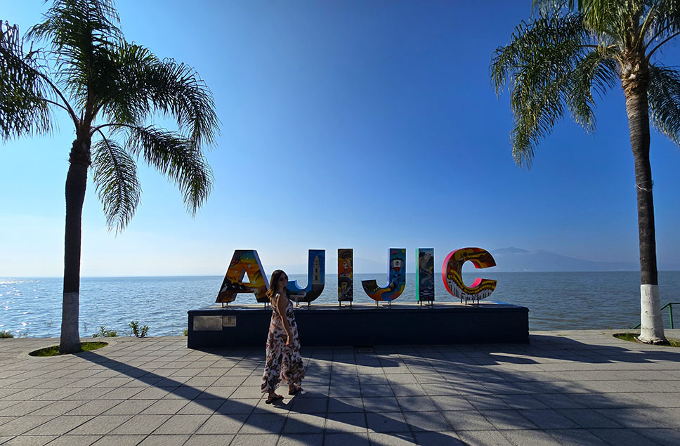 Disfrutando de una de las mejores cosas que ver en Ajijic, su malecón.