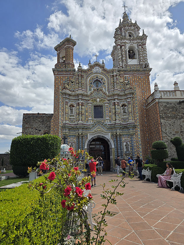 Uno de los templos más bonitos que ver en Cholula cubierto de talavera: San Francisco Acatepec
