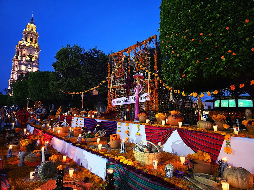 Altares llenos de ofrendas y con vistas a la catedral en la Plaza de Armas de Morelia - Día de Muertos en México