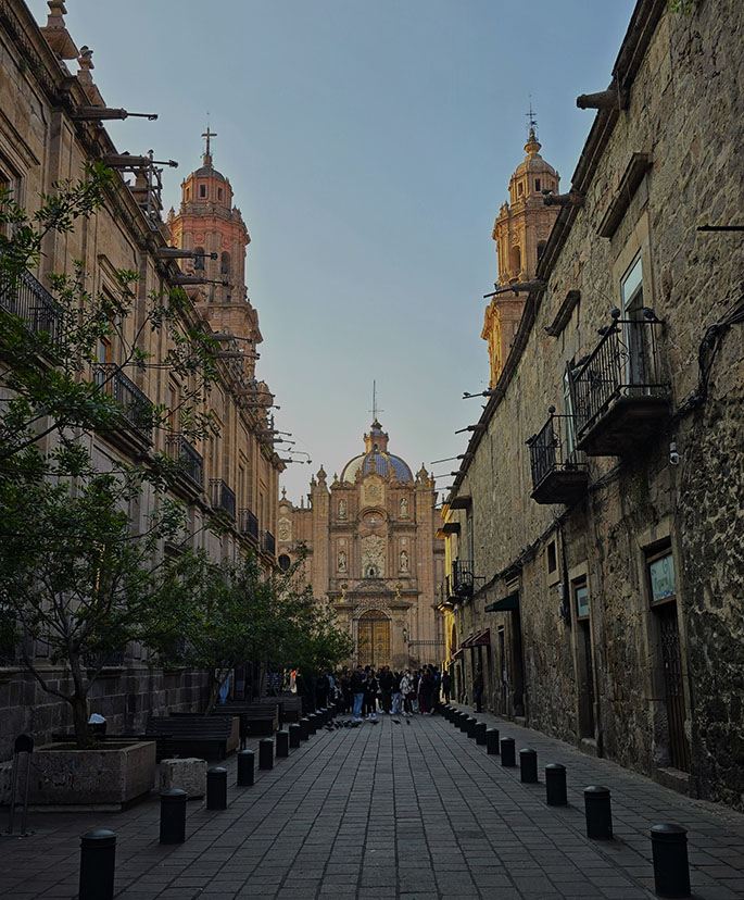 Calle Benito Juárez, la calle más fotogénica que ver en Morelia gracias a las vistas que nos regala de la catedral y sus dos torres