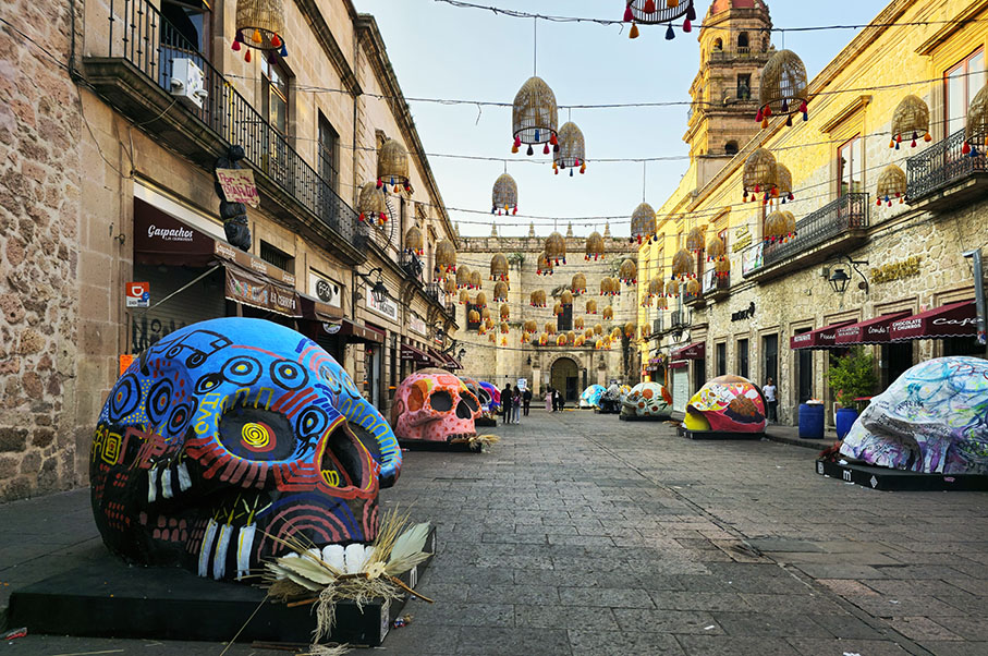 Calle Hidalgo decorada con calaveras monumentales en Día de Muertos. Una de las callles que ver en Morelia