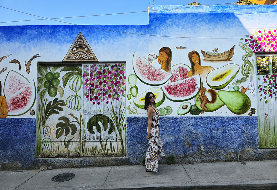 Viajar sola a México - Posando frete a los coloridos murales de Ajijic