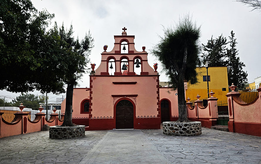 La capilla de la San Cuz de color rosado es una de las iglesias más importantes que ver en Bernal